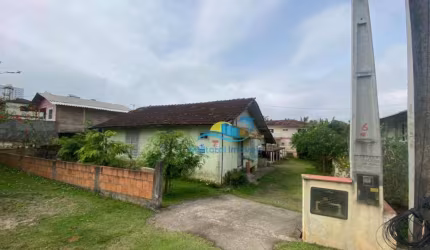 Lote com casa de madeira - 500m do mar