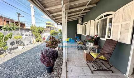 Casa no Centro de Penha com 3 quartos e piscina - 450m da praia