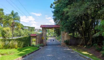 Terreno com 3.018 m2 no Condomínio Villaggio Verde em Campo Largo