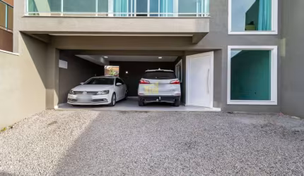 Sobrado no Capão da Imbuia, com 3 Quartos, 2 suítes e 2 banheiros com 216 m² por R$ 990.000,00