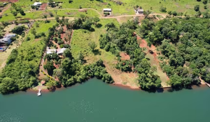 Terrenos de frente para água