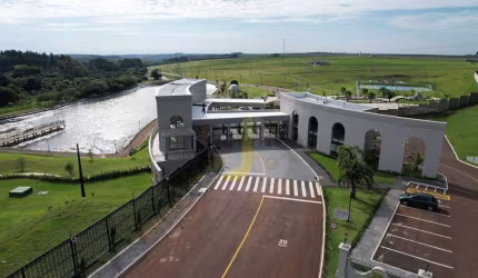 Terreno com mais de 1.500 metros quadrados em Condomínio Fechado