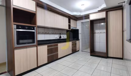 CASA COM  COM COZINHA MOBILIADA E TRES QUARTOS
