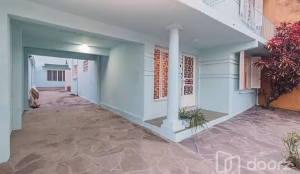 Casa com 6 quartos à venda na Rua São Francisco, 941, Santana, Porto Alegre, 290 m2 por R$ 590.000