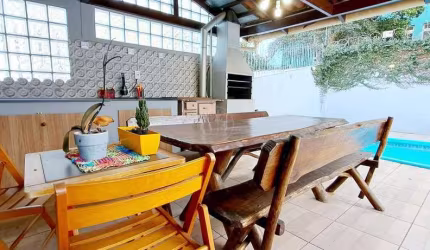 EXCELENTE CASA COM AMPLO PÁTIO, PISCINA E ESPAÇO GOURMET COM CHURRASQUEIRA E FOGÃO À LENHA. IDEAL PARA RECEBER AMIGOS E FAMILIARES!!!