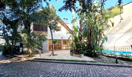 Casa em condomínio fechado, ideal para quem têm crianças e também para os amantes dos esportes aquáticos!!