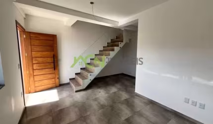 Sobrado Geminado, com 96,00m² construídos, mais área de 155m² privativos no bairro Bela Vista
