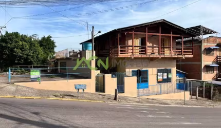 Prédio comercial de esquina com sala/loja térrea, casa no pavimento superior e chalé. Esquina com Av. Presidente Lucena, bairro União, Estância Velha