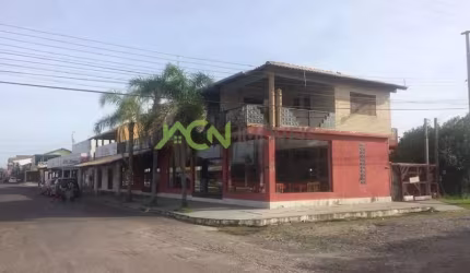 Prédio residencial e comercial em terreno de esquina, na Av Mariluz, em Imbé