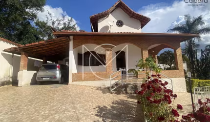 Casa com 03 Quartos e 01 suíte no Condominio Vale do Ouro