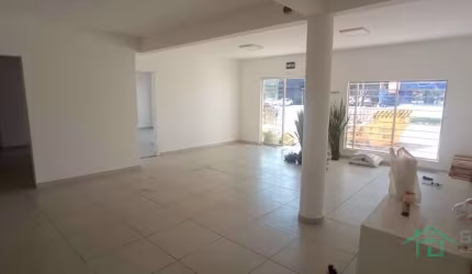 Casa comercial em Bosque dos Eucaliptos