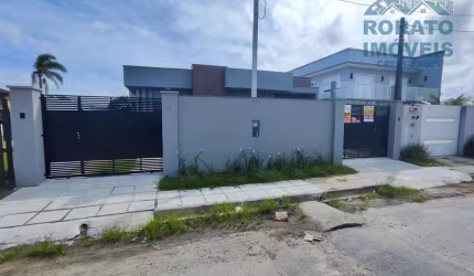 Casa com Piscina e Churrasqueira - Apenas 290mt. do Mar