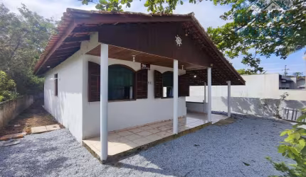 Casa com Quintal Gramado em Albatroz  -  Matinhos