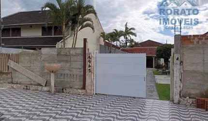 Casa com edícula e piscina em Balneário Ipacaraí  -  Matinhos