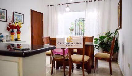 Casa com 3 dormitórios de 250 m²