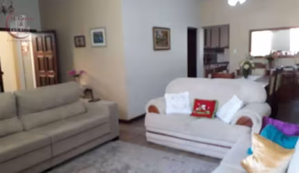Sobrado com 3 dormitórios à venda, 262 m² por R$ 690.000,00 - Vila Jaboticabeira - Taubaté/SP