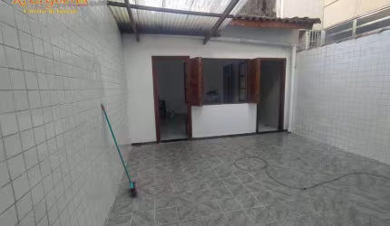 Casa à venda por R$ 900.000 - Centro - São Vicente/SP