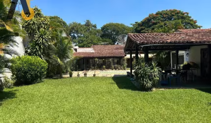 Ótima Casa Linear com maravilhoso e amplo quintal com Lazer Próprio
