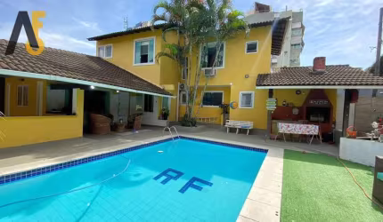 MARAVILHOSA CASA COM 3 SUITES E PISCINA NO CENTRO DA FREGUESIA