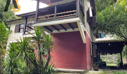 CASA COM AMPLO TERRENO - CONDOMINIO CERCADO DE ÁRVORES