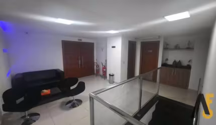 PECHINCHA -  EXCELENTE SALA COMERCIAL 53m2!  -  Sala em centro comercial com 2 banheiros. 1 vaga de garagem