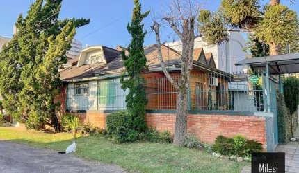 Casa semimobiliada com 4 quartos e 2 vagas de garagem no Pio X