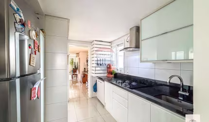 Apartamento semimobiliado com 4 dormitórios e 3 vagas de garagem.