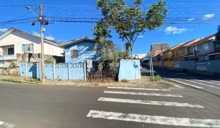 Lote Central com uma Casa Mista contendo 4 comodos