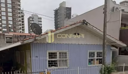 Terreno á venda com casa de madeira