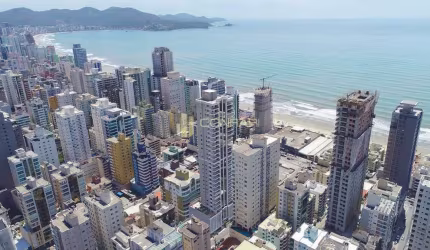 4 Suítes e 3 Vagas na Meia Praia