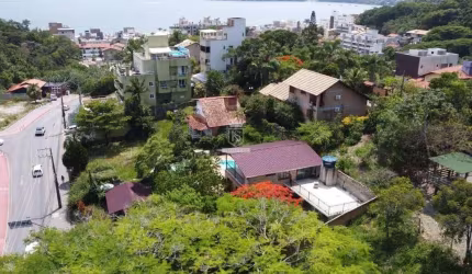 CASA EM TERRENO DE 980M² NO CENTRO DE BOMBINHAS