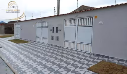 CASA COM PISCINA PARA VENDA EM MONGAGUÁ!!