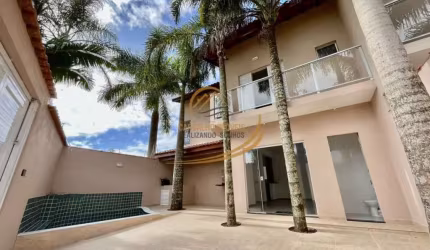 SOBRADO LADO PRAIA NO CENTRO DE ITANHAÉM 300MTS DO MAR, COM PISCINA PARA VENDA!!