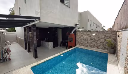 SOBRADO EM CONDOMÍNIO 03 DORM COM PISCINA E CHURRASQUEIRA INDIVIDUAL PERTO DO MAR EM ITANHAÉM!