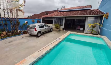 CASA USADA ISOLADA COM PISCINA E CHURRASQUEIRA PARA VENDA EM MONGAGUÁ!!
