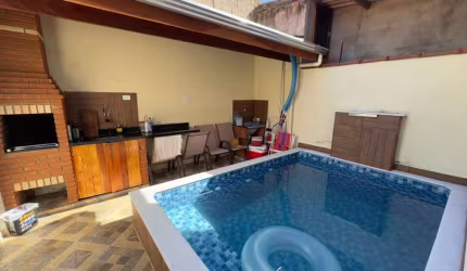 LINDA CASA EM BAIRRO RESIDENCIAL COM PISCINA E CHURRASQUEIRA EM ITANHAÉM!