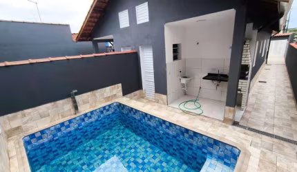 CASA GEMINADA LADO PISTA 900MTS DO MAR EM EXCELENTE LOCALIZAÇÃO COM PISCINA E CHURRASQUEIRA EM ITANHAÉM!!