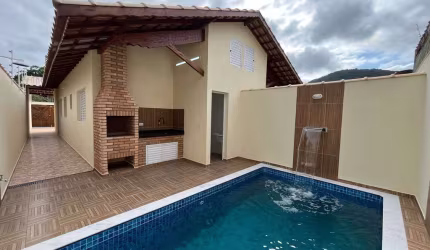 LINDA CASA GEMINADA COM PISCINA E CHURRASQUEIRA LADO PISTA EM ITANHAÉM!!