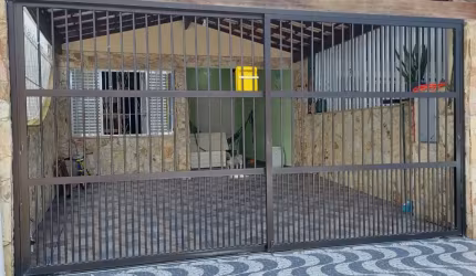 Linda casa no Jardim Real lado praia 2 dormitórios com edicula - Praia Grande-SP