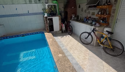 Linda casa localizada na Vila Caiçara 90 metros do mar em Praia Grande -SP