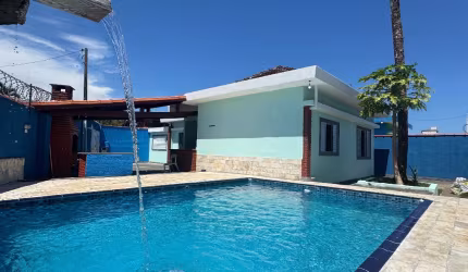 Linda casa isolada com 3 dormitórios e piscina na Vila Caiçara, Praia Grande-SP