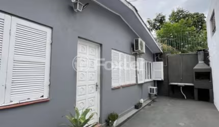Casa com 3 quartos à venda na Beco Joaquim Silveira, 520, São Sebastião, Porto Alegre, 130 m2 por R$ 500.000
