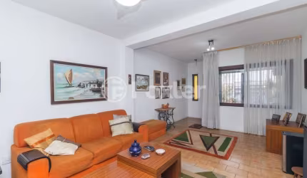 Casa com 3 quartos à venda na Rua Augusto Attílio Giordani, 159, São Sebastião, Porto Alegre, 188 m2 por R$ 700.000