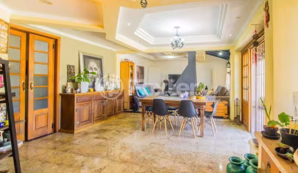 Casa com 3 quartos à venda na Rua Doutor Ney Cabral, 427, Teresópolis, Porto Alegre, 282 m2 por R$ 930.000