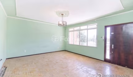 Casa com 3 quartos à venda na Rua Santa Cruz, 67, Santa Tereza, Porto Alegre, 318 m2 por R$ 550.000