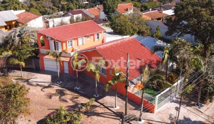 Casa com 3 quartos à venda na Rua Alfredo Varela, 305, Teresópolis, Porto Alegre, 197 m2 por R$ 750.000