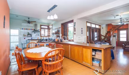 Casa com 3 quartos à venda na Avenida Engenheiro José Maria de Carvalho, 555, Vila Ipiranga, Porto Alegre, 230 m2 por R$ 950.000