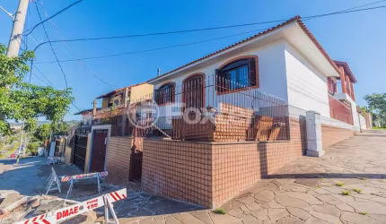 Casa com 3 quartos à venda na Avenida Delmar Rocha Barbosa, 792, Parque Santa Fé, Porto Alegre, 380 m2 por R$ 639.900