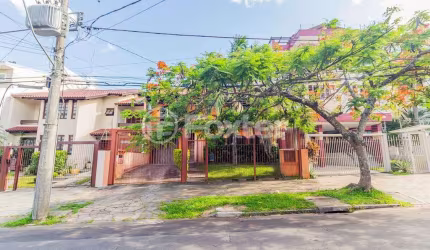 Casa com 5 quartos à venda na Rua Miracema, 287, Chácara das Pedras, Porto Alegre, 380 m2 por R$ 1.800.000