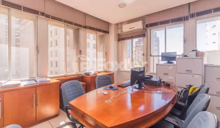 Sala comercial com 3 salas à venda na Avenida Borges de Medeiros, 308, Centro Histórico, Porto Alegre, 123 m2 por R$ 320.000